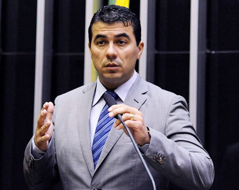 Ex-imigrante, deputado terá que entregar passaporte e quitar dívidas