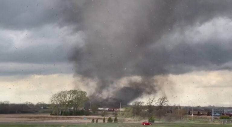 Tornados atingem Estados Unidos; equipes realizam buscas em meio a tempestade