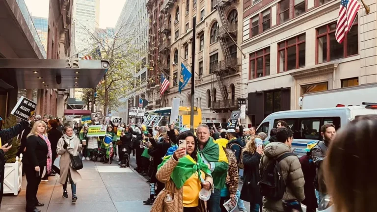 Moraes usou estrutura do TSE contra manifestantes brasileiros em Nova York fora do período eleitoral