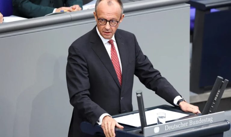 Aliado de Milei desiste de eleição após ser ligado a preso por tráfico