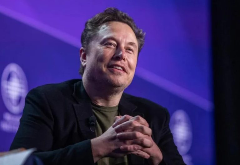 Elon Musk É a Primeira Pessoa a Atingir um Patrimônio de US$ 700 Bilhões