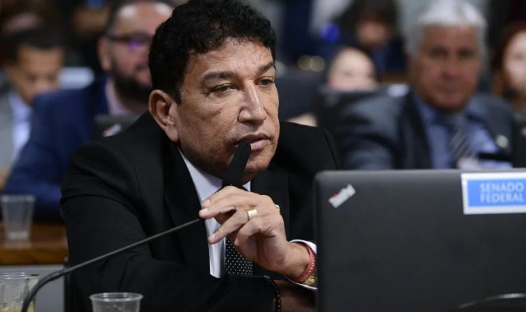 Oposição aciona PGR por evangélicos em “lata de conserva” em desfile