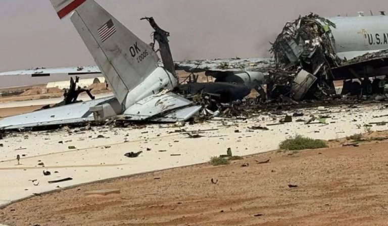 Imagens mostram aeronave de radar dos EUA destruída em ataque iraniano