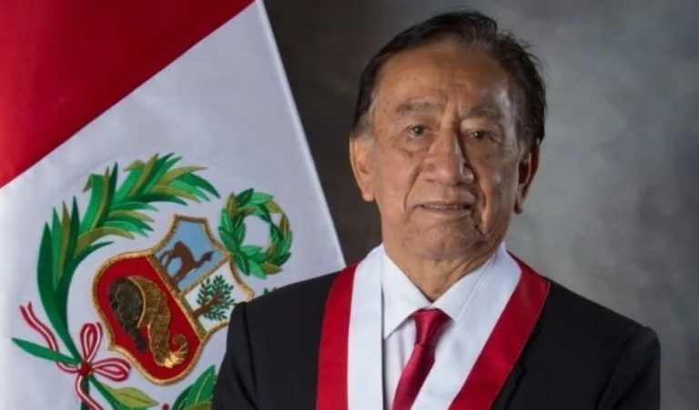 José Balcázar é eleito presidente interino do Peru