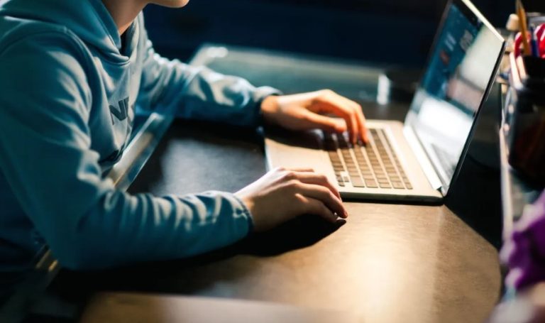 Uso de IA pode gerar “dívida cognitiva”, alerta estudo