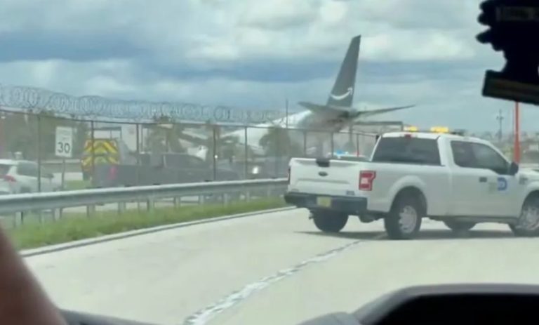 Avião de carga da Amazon ultrapassa pista ao pousar em aeroporto de Miami