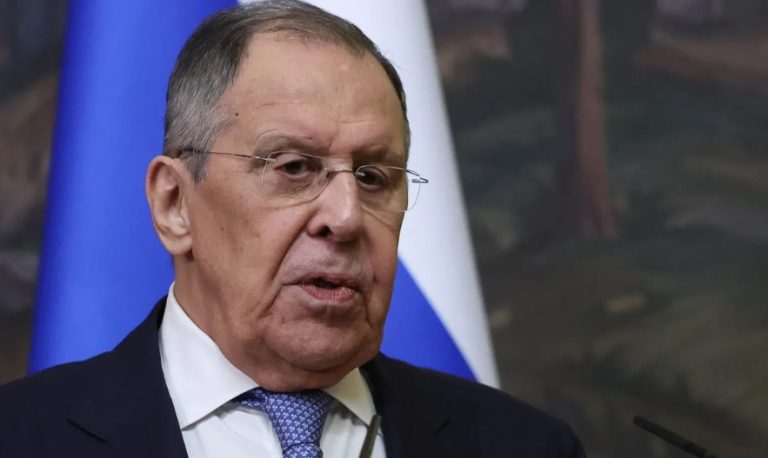 Lavrov acusa Ocidente de iniciar “guerra de verdade” contra a Rússia